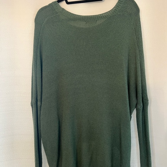 Comfy light weight sweater. Fits sizes small and medium - Picture 2 of 2